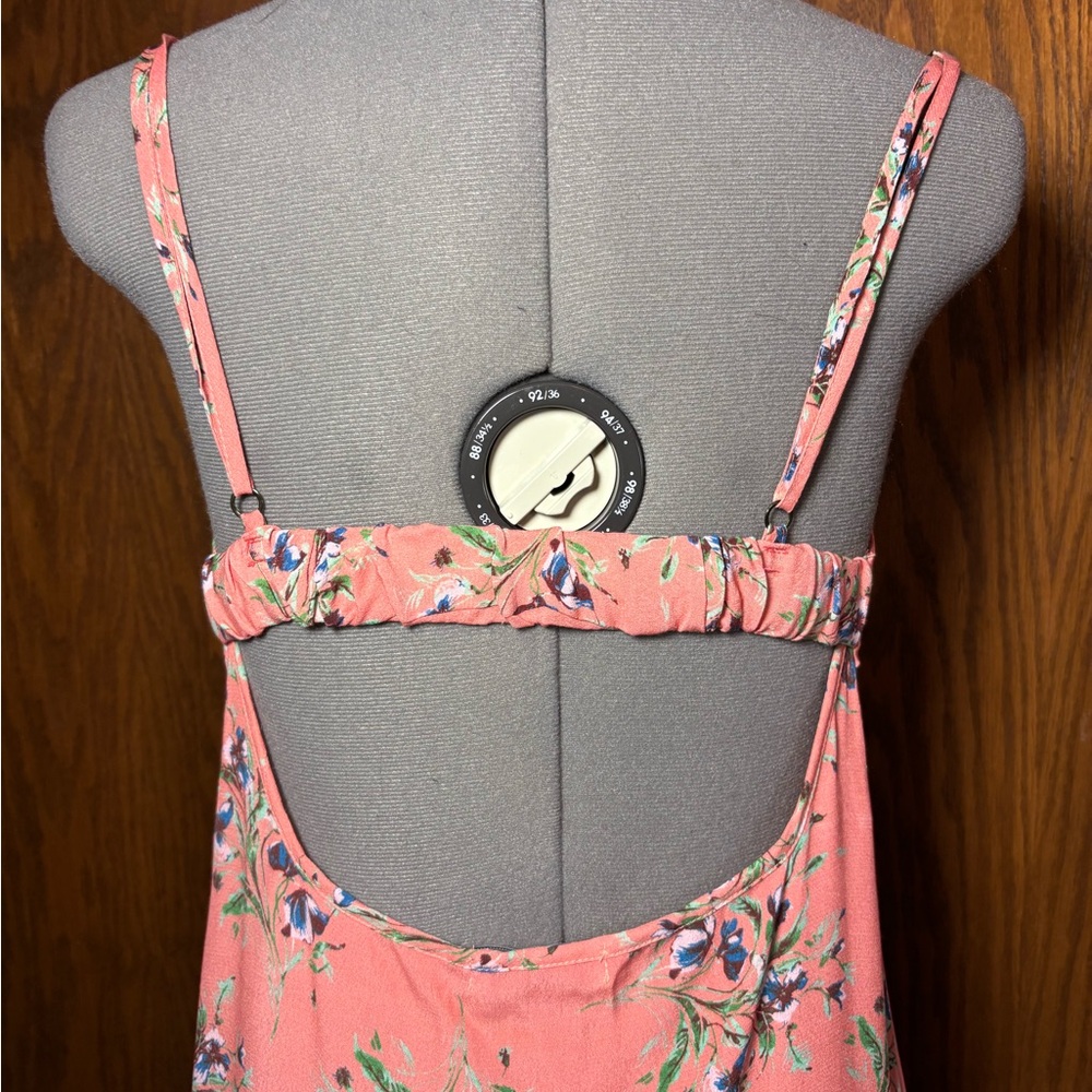 Flynn Skye Coral Floral Maxi Dress. Medium. - Picture 6 of 10